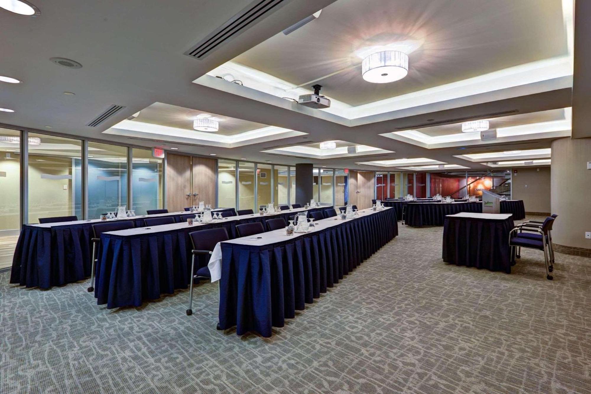 Radisson Blu Toronto Downtown Hotel Bagian luar foto