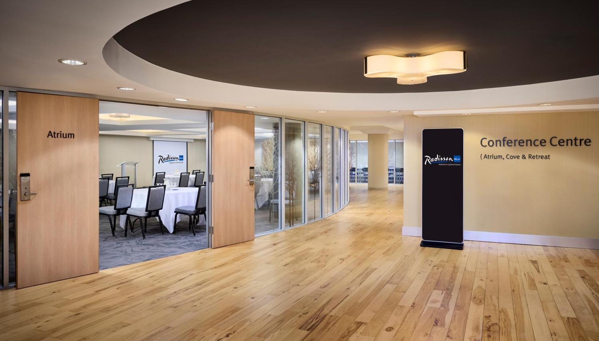 Radisson Blu Toronto Downtown Hotel Bagian luar foto